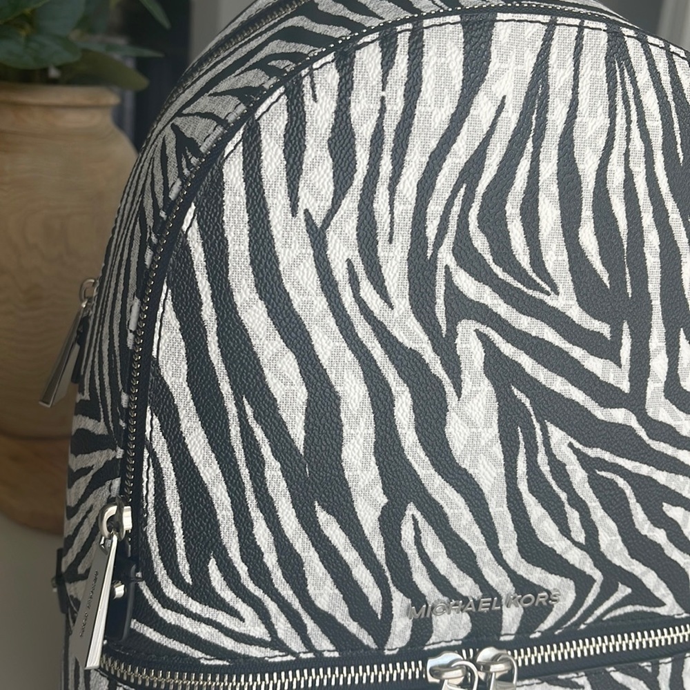 Micheal kors medium backpack - Picture 4 of 17